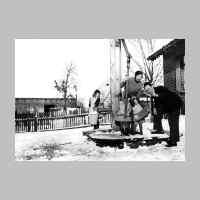 033-0119 Ehepaar Kelch an der Wasserpumpe vor dem Schulhaus, die Kinder (v.l.n.r.) Waltraud, Inge, Ilse.jpg